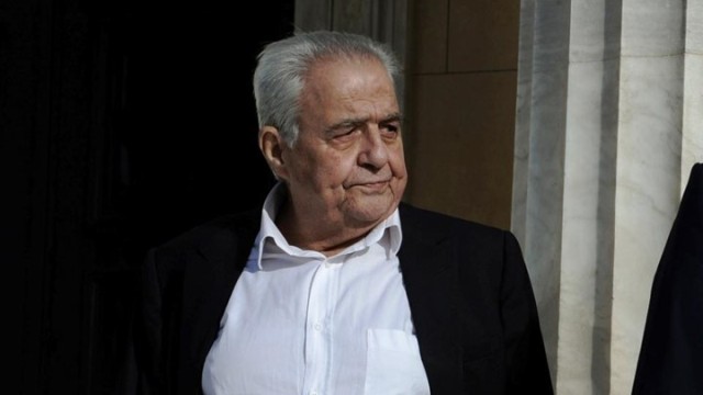 Πεδίο μάχης τα Εξάρχεια: Χτύπησαν με μολότοφ το σπίτι του Φλαμπουράρη και τα γραφεία του ΠΑΣΟΚ! - Media