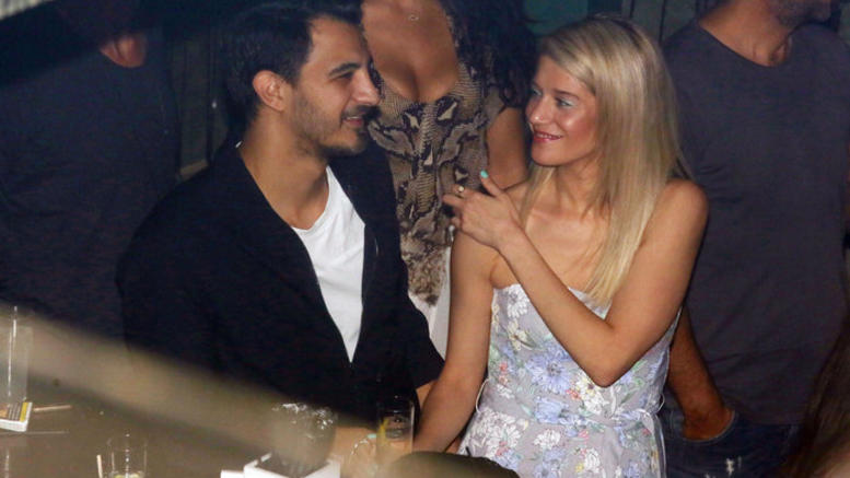 Θεωνά - Αναστασιάδης: To υποδειγματικό ζευγάρι της σόου-μπιζ - Media