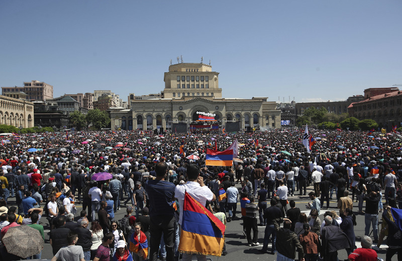 Η πολιτική κρίση στην Αρμενία έβγαλε 20.000 πολίτες στους δρόμους - Media
