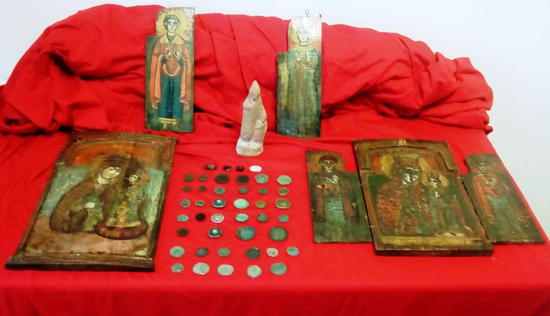 Θεσσαλονίκη: Χειροπέδες για αρχαιοκαπηλία - Κατασχέθηκαν 38 αρχαία νομίσματα και εικόνες  - Media