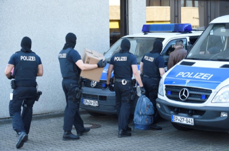 Επιχείρηση «σκούπα» στη Γερμανία: Συλλήψεις σε συμμορία δακινητών μεταναστών που συνδέεται με την ακροδεξιά - Media