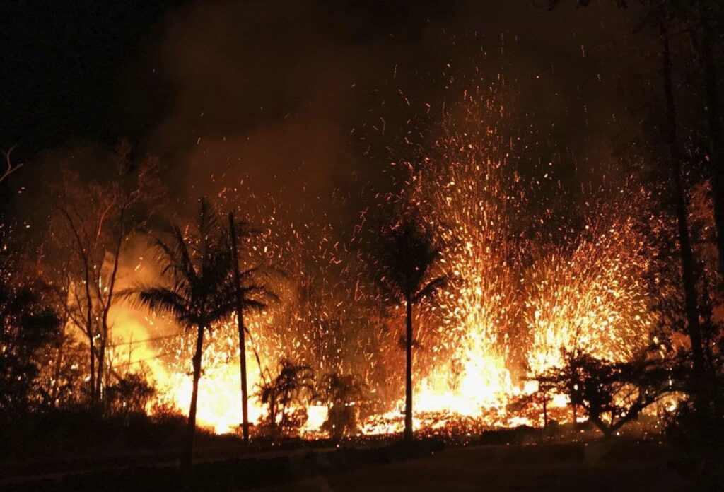 Ισχυρές εκρήξεις από το ηφαίστειο στη Χαβάη: Η λάβα λίγα μέτρα από εργοστάσιο παραγωγής ηλεκτρικής ενέργειας (Video) - Media