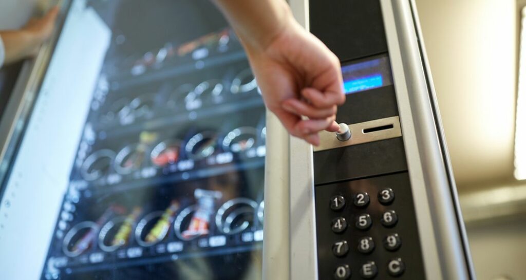 Τι να επιλέγεις και τι να αποφεύγεις να τρως από τους αυτόματους πωλητές - Tι λένε διατροφολόγοι  - Media