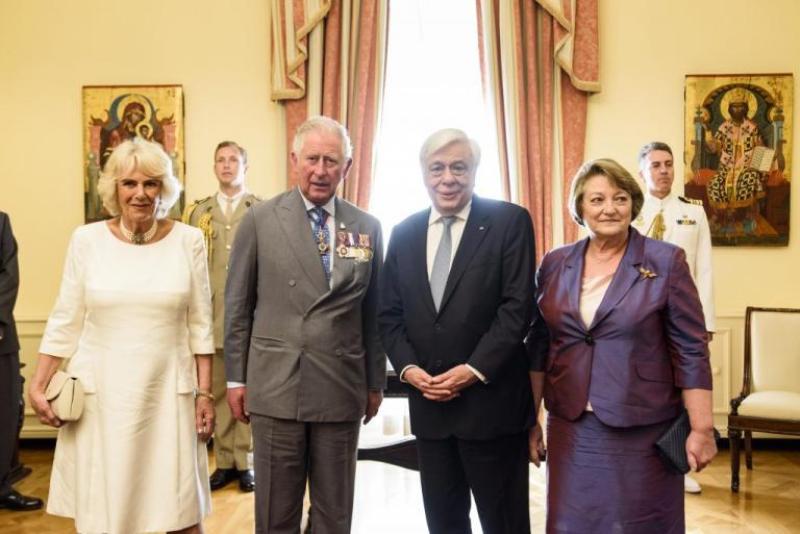 Έκπληκτος ο Πρίγκιπας Κάρολος με το δώρο του Προκόπη Παυλόπουλου (Photos) - Media