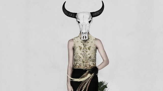 Έκθεση για την πολύπλοκη σχέση μόδας και φύσης στο Μουσείο V&A στο Λονδίνο - Media