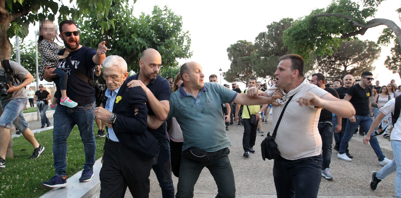 Εντοπίστηκε ο πατέρας που επιτέθηκε στον Μπουτάρη κρατώντας το παιδί του -  Την Τετάρτη η δίκη των συλληφθέντων - Media