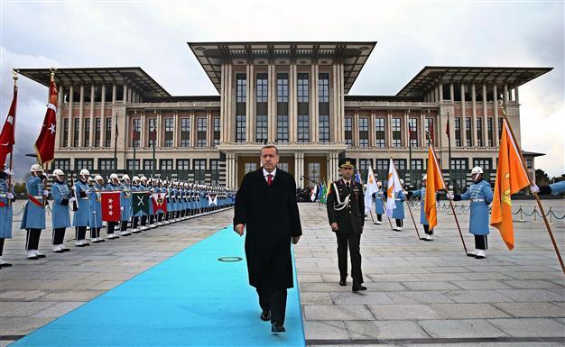 «Ημίθεος» ο Ερντογάν στον προεκλογικό του ύμνο: «Ερντογάν, ο γιος του αληθινού άντρα» (Video) - Media