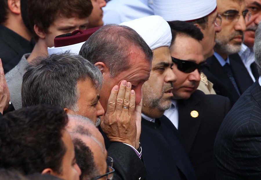 Όταν «λύγισε» ο Ερντογάν - Η φωτογραφία της μητέρας του, έκανε τον σουλτάνο να δακρύσει (Video) - Media