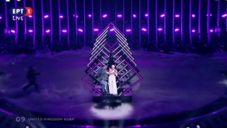 Παρατράγουδα στην Eurovision: Όρμησε στη σκηνή και άρπαξε το μικρόφωνο από τη Βρετανίδα τραγουδίστρια (Video) - Media