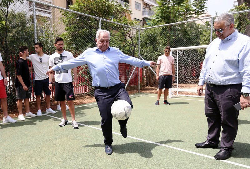 Με... σουτ εγκαινίασε ο Φλαμπουράρης γήπεδο ποδοσφαίρου - Για το Πρότυπο Εθνικό Νηπιοτροφείο με χρηματοδότηση της ΑΕΚ - Media