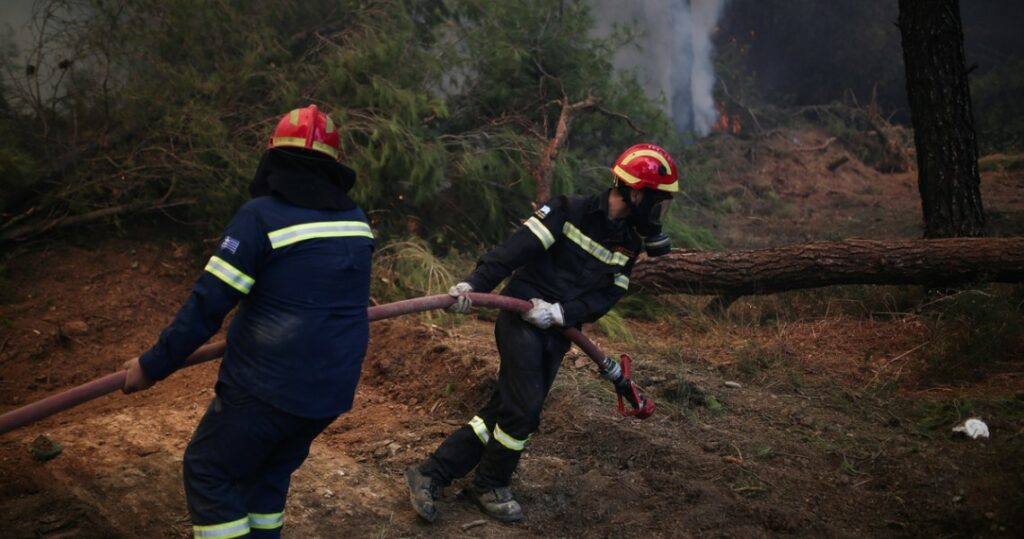 Πυρκαγιά σε οικόπεδο στη Ραφήνα - Κλειστή η Μαραθώνος - Media