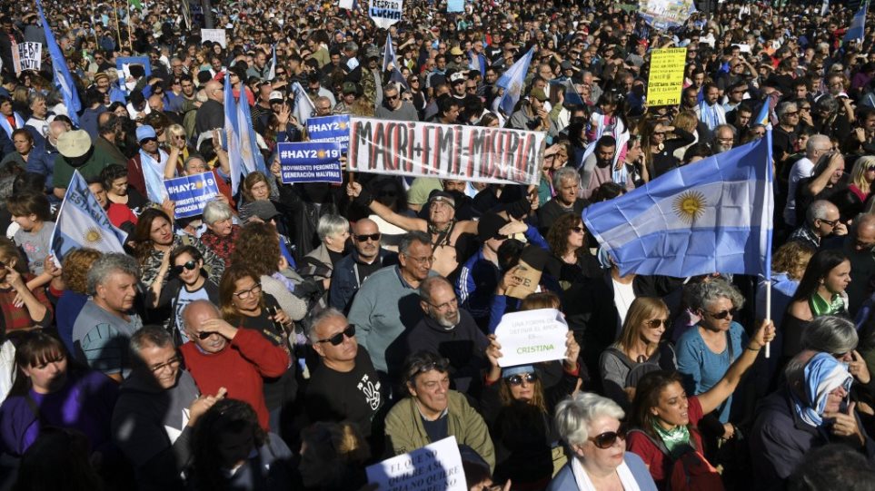 Γαλλία: Ξανά στους δρόμους τα συνδικάτα κατά της πολιτικής Μακρόν - Media