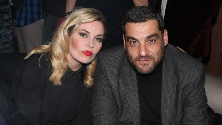 Γάμος στη Σαντορίνη για Μουτάφη - Νιφλή με πέντε κουμπάρους - Media