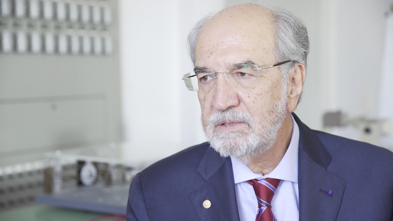 Ο καθηγητής σωματιδιακής φυσικής του CERN, Ευάγγελος Γαζής, στο «Κυνηγώντας το όνειρο» του COSMOTE HISTORY HD - Media