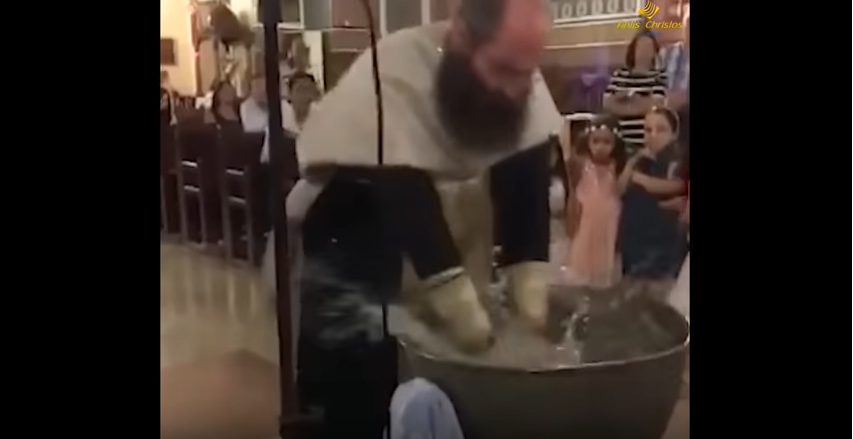 Οργή για τον ιερέα που κόντευε να πνίξει το μωρό κατά τη βάπτιση (Video) - Media