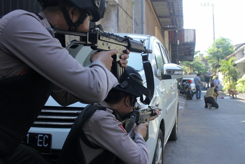 Το Ισλαμικό Κράτος πίσω από την επίθεση βομβιστών καμικάζι σε αστυνομικό τμήμα στην Ινδονησία - Media