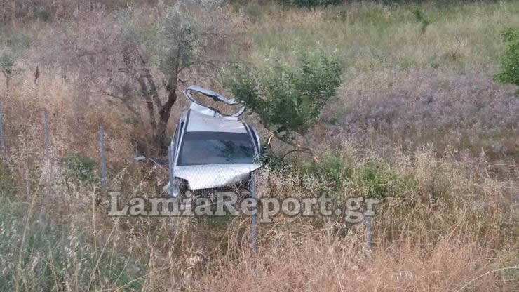 Απίστευτο τροχαίο στη Λαμία – Πέρασε πάνω από παράδρομο και περίφραξη και προσγειώθηκε σε χωράφι - Media