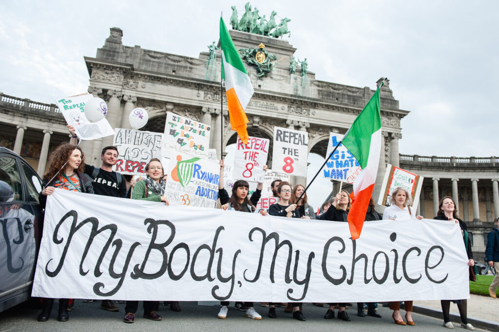 Προς ιστορική απόφαση για νομιμοποίηση των αμβλώσεων στην Ιρλανδία - Τι «δείχνουν» τα exit polls - Media