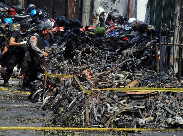Τέσσερις καμικάζι σκοτώθηκαν σε επίθεση εναντίον αστυνομικού τμήματος στην στην Ινδονησία (Videos) - Media