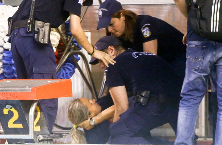 Ροντέο το Ολυμπιακός-Βουλιαγμένη: Τραυμάτισαν με αντικείμενα από την εξέδρα την Καμμένου, που είχε κάνει νωρίτερα άσεμνη χειρονομία! (Photo, Video) - Media