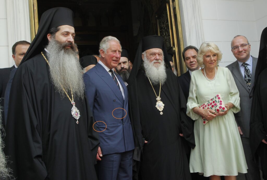 Χωρίς κουμπί και με σκισμένη τσέπη, εμφανίστηκε ο Κάρολος στην Αρχιεπισκοπή (Photos) - Media