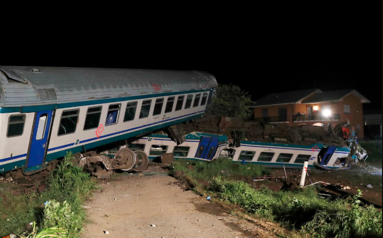 Τρένο εμβόλισε φορτηγό στην Ιταλία - Δύο νεκροί, πολλοί τραυματίες (Photos)   - Media