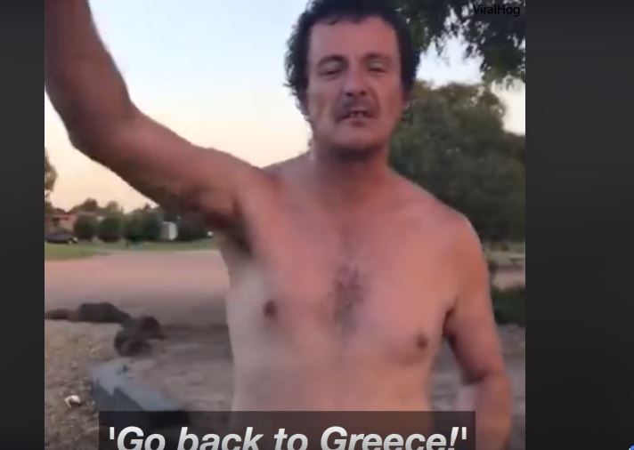 «Από πού είσαι, από την Ελλάδα; Γύρνα πίσω στην Ελλάδα»: Αυτό είναι ρατσισμός κατά των Ελλήνων (Video) - Media