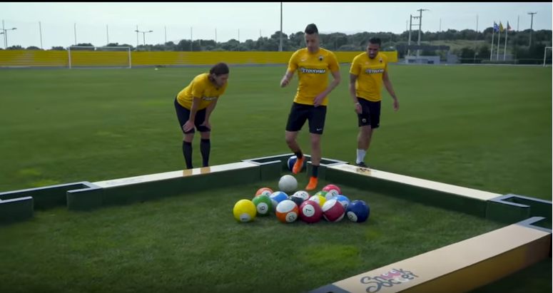 #ZiseToPodosfairo: Οι παίκτες της AEK διδάσκουν μπιλιάρδο με…μπάλες ποδοσφαίρου! - Media