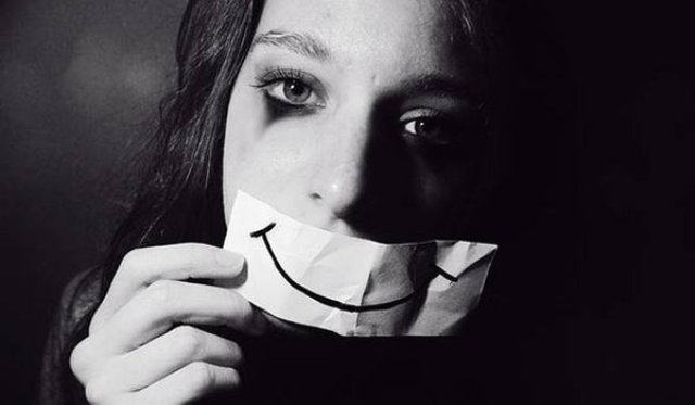 Κρυφή κατάθλιψη: Αυτά τα σημάδια μαρτυρούν την ύπαρξή της! - Media