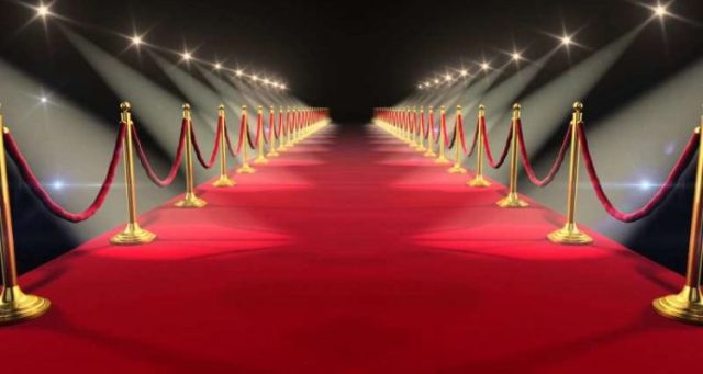 Άγνωστη καλλονή εμφανίστηκε σε πρεμιέρα στις Κάννες με όλο το στήθος έξω! (Photos) - Media