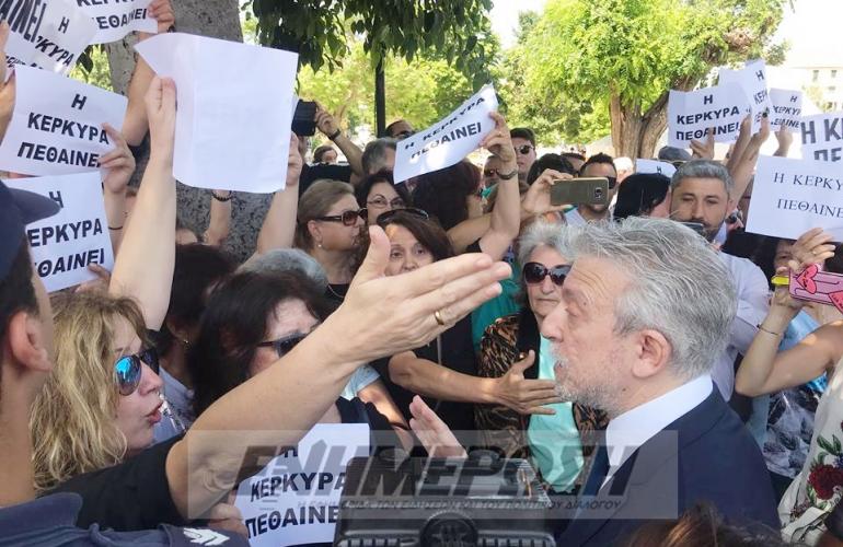 Διαμαρτυρήθηκαν στον Στ. Κοντονή για τα σκουπίδια στην Κέρκυρα - Νέα συγκέντρωση την Παρασκευή - Media