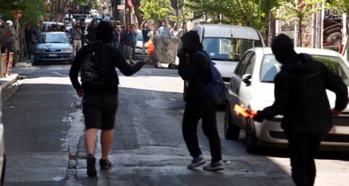 Επίθεση αγνώστων σε συμβολαιογραφείο στα Εξάρχεια - Media