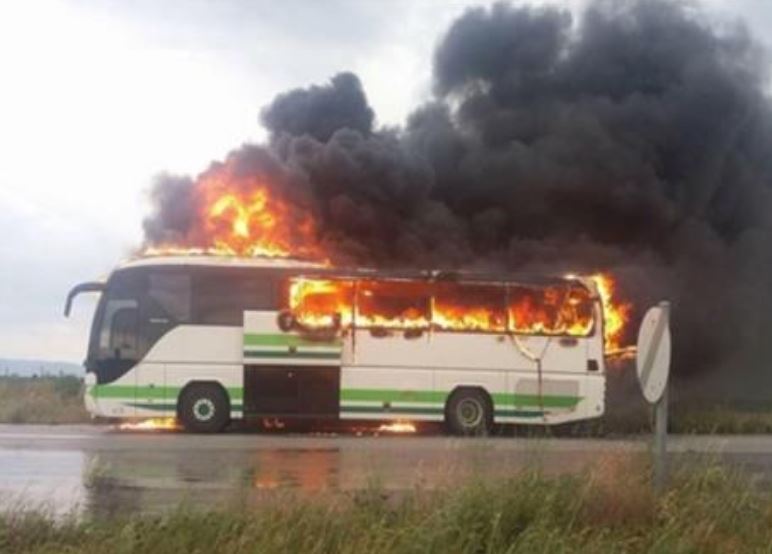 Λαχτάρισαν οι επιβάτες του ΚΤΕΛ Έβρου - Το λεωφορείο κάηκε ολοσχερώς από κεραυνό (Video - Photo) - Media