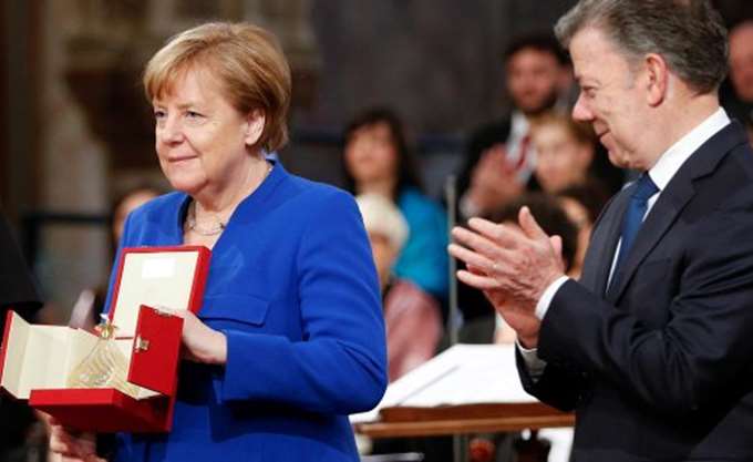 Στη Μέρκελ το «Λυχνάρι για την ειρήνη του Αγίου Φραγκίσκου» - Media