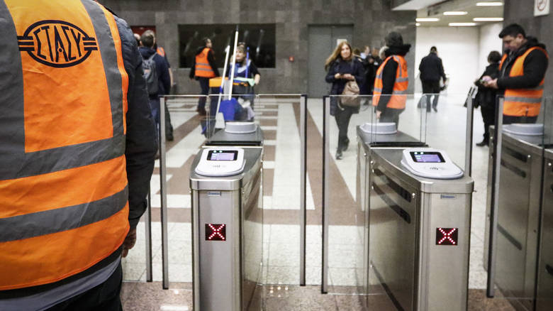 Πέφτουν όλες οι μπάρες του μετρό στο Σύνταγμα - Media