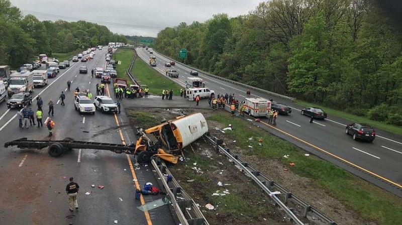 Τραγωδία στο Νιου Τζέρσεϊ: Τουλάχιστον δύο νεκροί από σύγκρουση σχολικού με απορριμματοφόρο (Photos) - Media