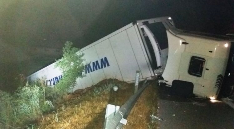 Ανατροπή νταλίκας με φάρμακα στην Ιονία Οδό (Photos) - Media