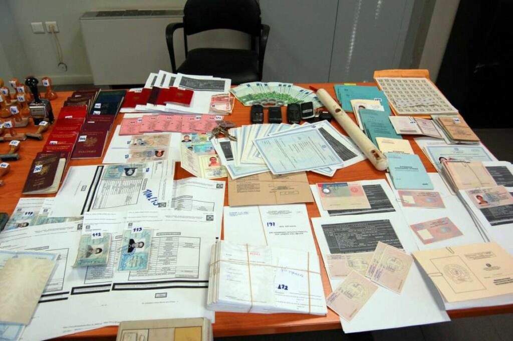 Αρχιφύλακας και αλλοδαποί στο κύκλωμα πλαστογραφίας και μετακίνησης προσφύγων - Media