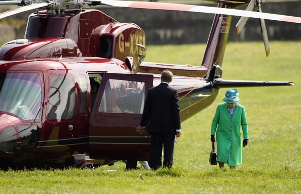 H Eλισάβετ πέταξε με ελικόπτερο για να δει το νεογέννητο γιο του Ουίλιαμ και της Κέιτ - Media