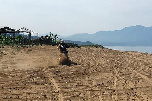Απίστευτη καταγγελία: Διοργάνωσαν αγώνες με 280 μοτοσικλέτες σε παραλία που γεννούν οι καρέτα-καρέτα!  - Media