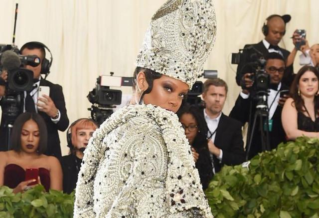 Rihanna: Εμφανίστηκε στο  Met Gala ως… πάπας με μίνι και βαθύ ντεκολτέ! (Photos) - Media