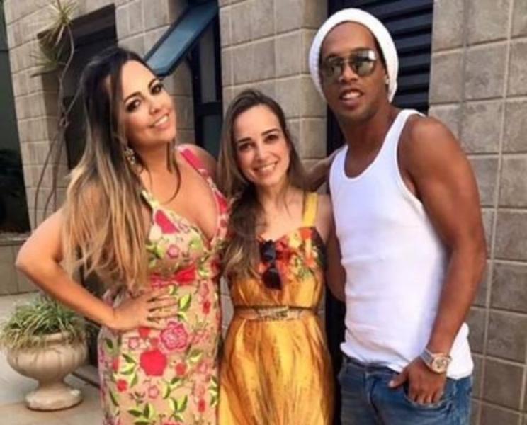Ο Ροναλντίνιο δεν μπορούσε να επιλέξει και αποφάσισε να παντρευτεί δυο γυναίκες με τις οποίες συζεί στην έπαυλη του στο Ρίο   - Media