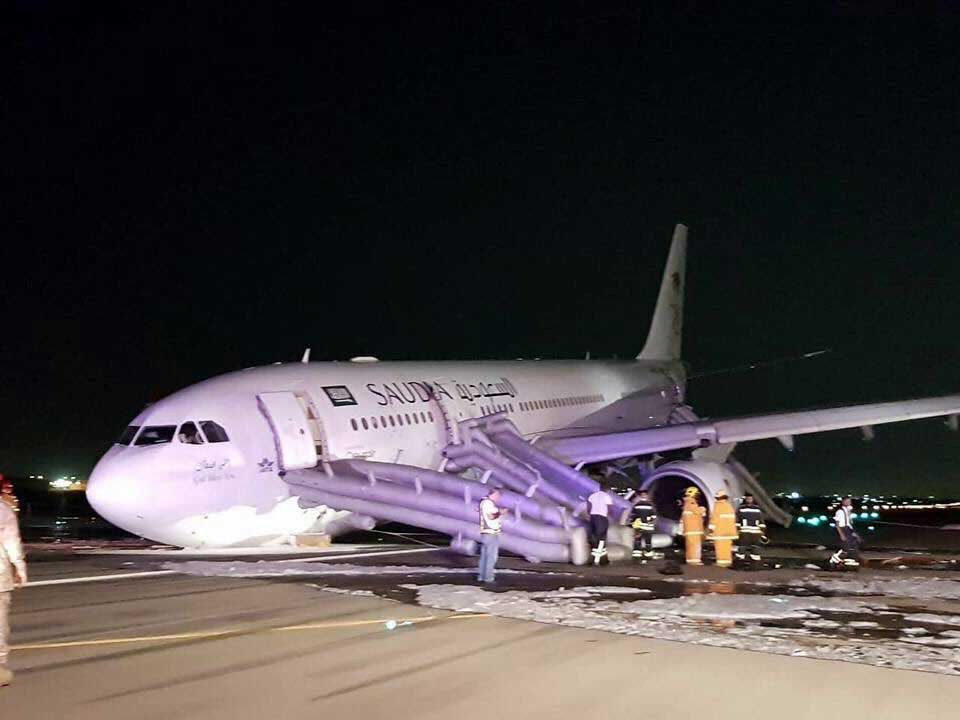 Αεροπλάνο «σφηνώθηκε» στο έδαφος κατά την προσγείωση (Photos/Video) - Media