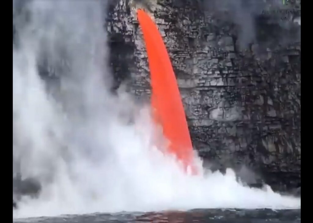 Εκεί που το νερό παλεύει με τη φωτιά: Απίστευτες εικόνες από την έκρηξη του ηφαιστείου στην Χαβάη (Video)  - Media