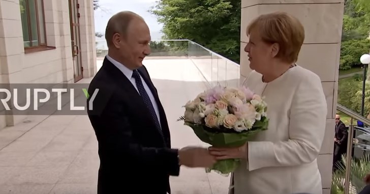 Τα λευκά τριαντάφυλλα του Πούτιν στη Μέρκελ - Τζέντλεμαν ο Ρώσος πρόεδρος (Video) - Media