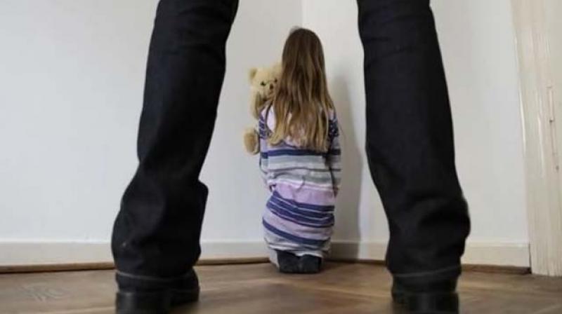 Σοβαρή καταγγελία για γονείς ότι κακοποιούσαν σεξουαλικά τα ανήλικα παιδιά τους - Media