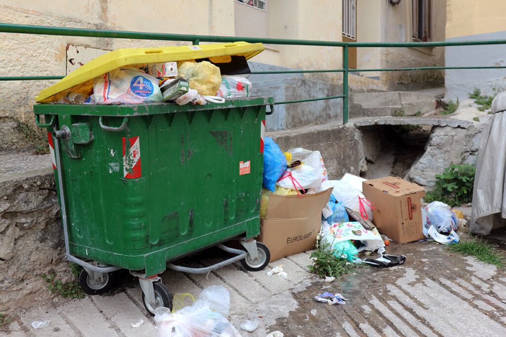 Στη φυλακή η γιαγιά του βρέφους που βρέθηκε στα σκουπίδια - Σε κατ