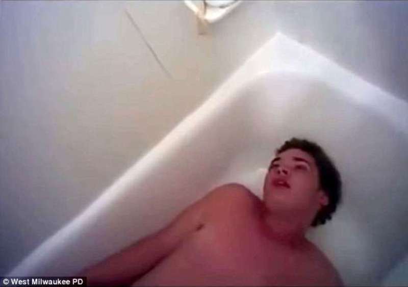 Αστυνομικοί έκαναν ηλεκτροσόκ 18 φορές σε άτομο με ειδικές ανάγκες μέχρι που τον σκότωσαν – Δεν διώκονται (Video) - Media