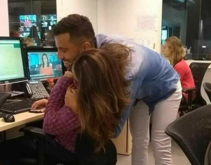 Πανικός στο twitter - Ποιος αγκαλιάζει ποιον; Η φωτογραφία που διχάζει το διαδίκτυο (Photo) - Media