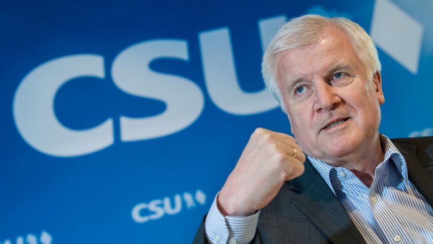 Ζεεχόφερ: Κατήγγειλε «τουρισμό ασύλου» στη Γερμανία - Δεν απέκλεισε να ανατρέψει τη Μέρκελ - Media